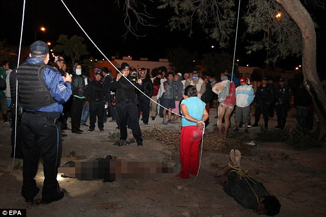 Cảnh sát địa phương đã phải kêu gọi sự hỗ trợ của cảnh sát liên bang mới có thể giải thoát cho những kẻ trộm. Cảnh sát địa phương đã phải kêu gọi sự hỗ trợ của cảnh sát liên bang mới có thể giải thoát cho những kẻ trộm.