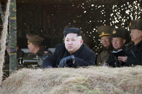 Lãnh đạo Triều Tiên Kim Jong-un (giữa).