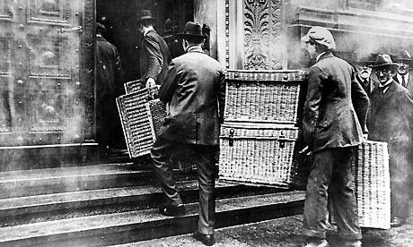 Người Đức phải dùng những chiếc giỏ đựng quần áo mang đi giặt để đựng tiền lương.