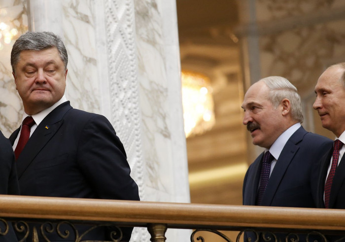 Tổng thống Poroshenko nhìn lại ông Putin sau cuộc hội đàm tại Minsk. Tổng thống Poroshenko nhìn lại ông Putin sau cuộc hội đàm tại Minsk.