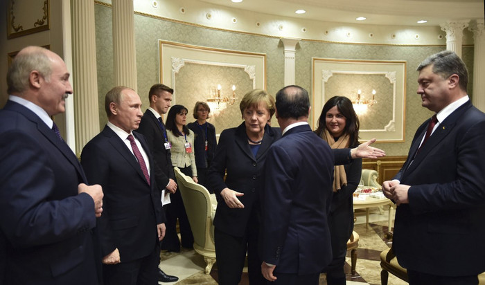 Thủ tướng Đức giới thiệu Tổng thống Ukraine với ông Putin. Thủ tướng Đức giới thiệu Tổng thống Ukraine với ông Putin.