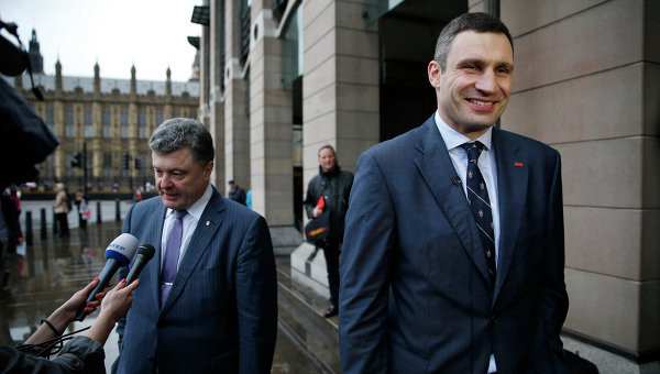 Tổng thống Ukraine Petro Poroshenko (trái) và Thị trưởng Kiev Vitali Klitschko. Tổng thống Ukraine Petro Poroshenko (trái) và Thị trưởng Kiev Vitali Klitschko.