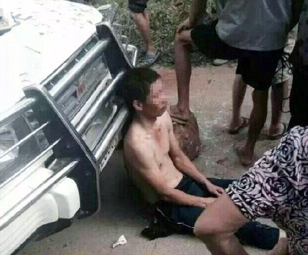 Người dân chặn xe tuần tra của cảnh sát, ngăn đưa những kẻ trộm chó về đồn khi chưa được bồi thường.