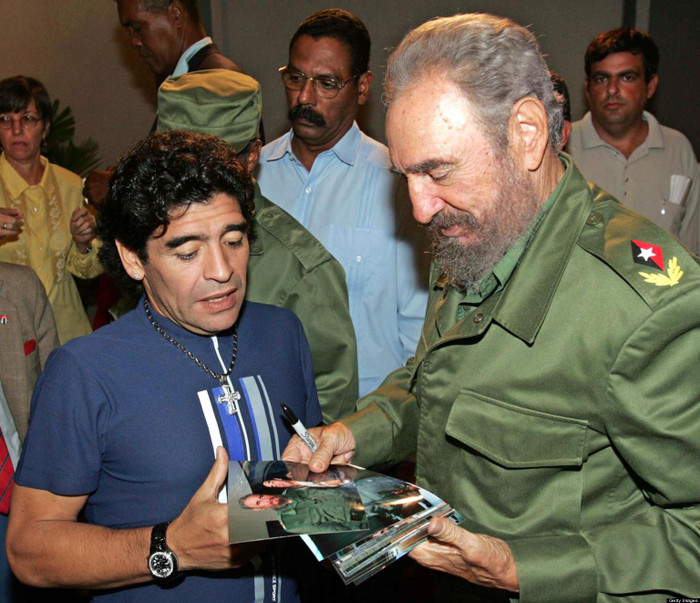 Maradona là một người bạn rất gần gũi với cựu Chủ tịch Fidel Castro. Cầu thủ bóng đá danh tiếng này cũng vừa có chuyến thăm đến Cuba. Maradona là một người bạn rất gần gũi với cựu Chủ tịch Fidel Castro. Cầu thủ bóng đá danh tiếng này cũng vừa có chuyến thăm đến Cuba.