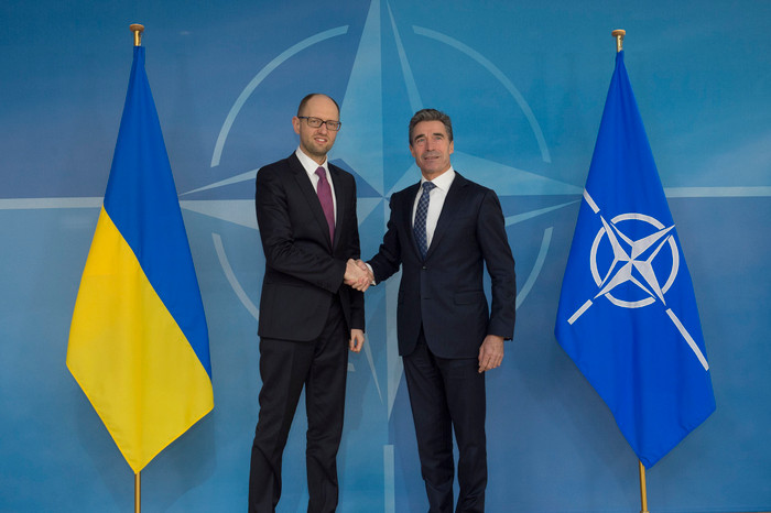 Thủ tướng Ukraine Arseny Yatsenyuk (trái) và Tổng thư ký NATO Jens Stoltenberg. Thủ tướng Ukraine Arseny Yatsenyuk (trái) và Tổng thư ký NATO Jens Stoltenberg.
