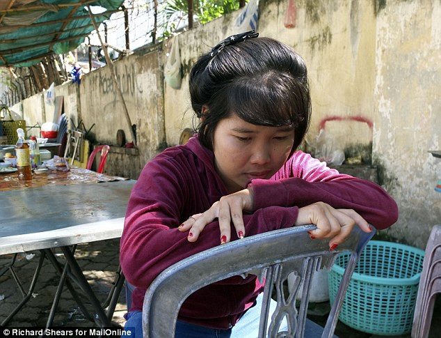 Ham Sreynech kể lại thử thách của mình tại Phnom Penh. Ham Sreynech kể lại thử thách của mình tại Phnom Penh.