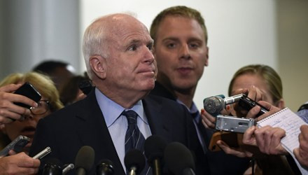 Thượng nghị sĩ Mỹ John McCain. Thượng nghị sĩ Mỹ John McCain.