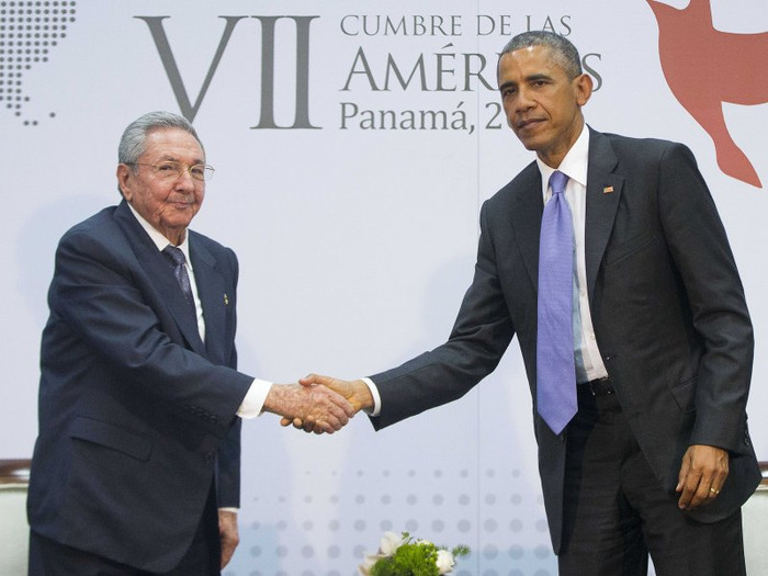 Cái bắt tay lịch sử giữa nhà lãnh đạo Mỹ và Cuba bên lề Hội nghị thượng đỉnh châu Mỹ hôm 11/4 tại Panama. Cái bắt tay lịch sử giữa nhà lãnh đạo Mỹ và Cuba bên lề Hội nghị thượng đỉnh châu Mỹ hôm 11/4 tại Panama.