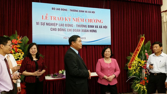 Đại sứ Đoàn Xuân Hưng được Bộ Lao động - Thương binh và Xã hội trao kỷ niệm chương vì những đóng góp to lớn của ông cho sự nghiệp lao động - thương binh và xã hội. Đại sứ Đoàn Xuân Hưng được Bộ Lao động - Thương binh và Xã hội trao kỷ niệm chương vì những đóng góp to lớn của ông cho sự nghiệp lao động - thương binh và xã hội.