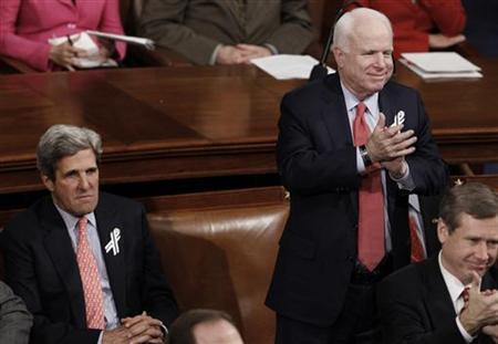 Ngoại trưởng John Kerry (trái) và Thượng nghị sĩ John McCain là hai chính khách tiên phong trong xu hướng thúc đẩy quan hệ với Việt Nam.