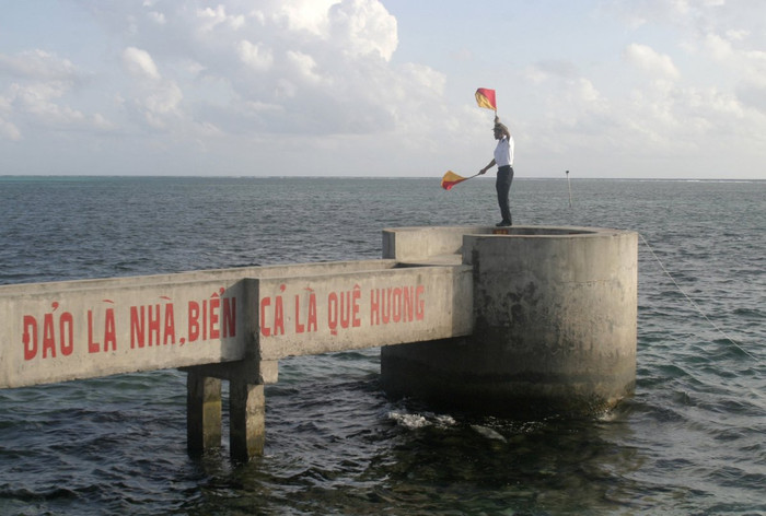 Lính Hải quân Việt Nam tại Trường Sa tháng 4/2010. Lính Hải quân Việt Nam tại Trường Sa tháng 4/2010.