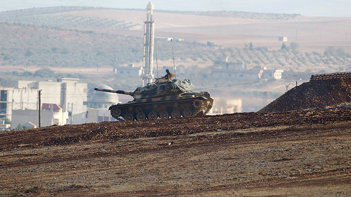 Quân đội Thổ Nhĩ Kỳ giám sát biên giới với Syria.