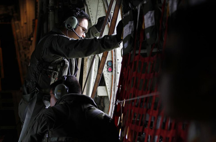 Một tàu tuần tra của Hải quân Indonesia đã tìm thấy những gì có thể là đuôi máy bay Airbus A320. Một tàu tuần tra của Hải quân Indonesia đã tìm thấy những gì có thể là đuôi máy bay Airbus A320.