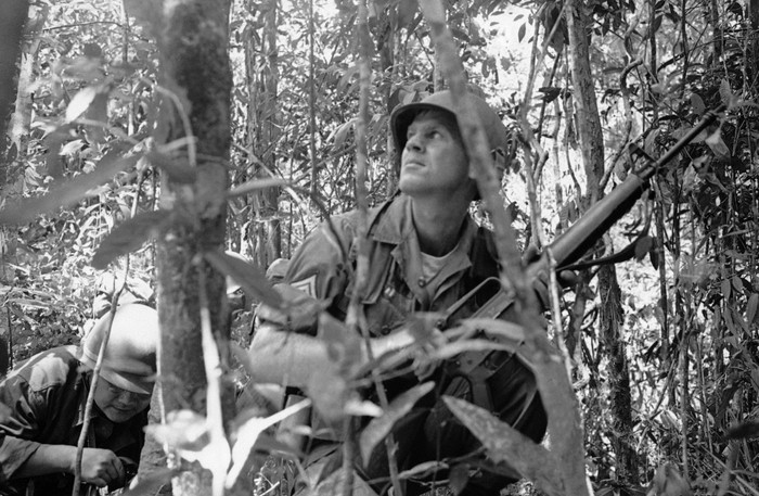 Phần lớn cuộc chiến tranh của Mỹ tại Việt Nam diễn ra trong các khu rừng nhiệt đới. Ảnh lính Mỹ ẩn nấp xung quanh tiền đồn trong khu rằng cách Sài Gòn 20 dặm về phía Bắc vào ngày 15/2/1965 để có thể bắn tỉa lực lượng Việt Minh. Phần lớn cuộc chiến tranh của Mỹ tại Việt Nam diễn ra trong các khu rừng nhiệt đới. Ảnh lính Mỹ ẩn nấp xung quanh tiền đồn trong khu rằng cách Sài Gòn 20 dặm về phía Bắc vào ngày 15/2/1965 để có thể bắn tỉa lực lượng Việt Minh.