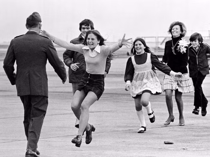 Một tù binh chiến tranh Mỹ, Trung tá Robert L. Stirm, được gia đình chào đón sau khi trở về nhà từ cuộc chiến tranh Việt Nam, ngày 17/3/1973.