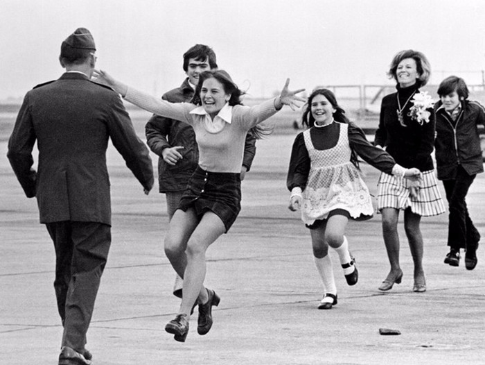 Một tù binh chiến tranh Mỹ, Trung tá Robert L. Stirm, được gia đình chào đón sau khi trở về nhà từ cuộc chiến tranh Việt Nam, ngày 17/3/1973. Một tù binh chiến tranh Mỹ, Trung tá Robert L. Stirm, được gia đình chào đón sau khi trở về nhà từ cuộc chiến tranh Việt Nam, ngày 17/3/1973.