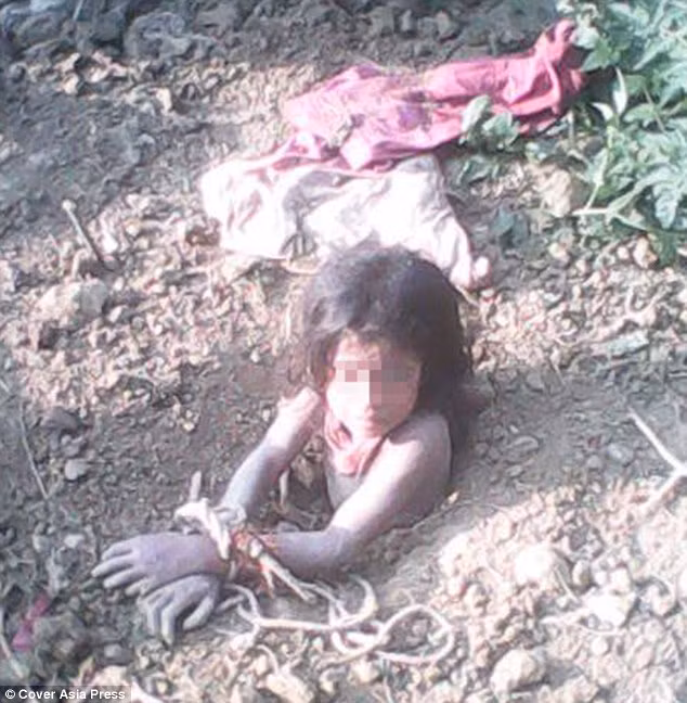 Cô bé 10 tuổi được tìm thấy trong tình trạng bị chôn sống tới ngực. Cô bé 10 tuổi được tìm thấy trong tình trạng bị chôn sống tới ngực.