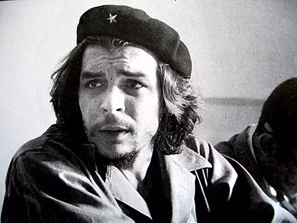 Che Guevara, nhà lãnh đạo quân du kích và phong trào cách mạng Cuba, biểu tượng cho sự nổi dậy ở khắp mọi nơi trên thế giới.