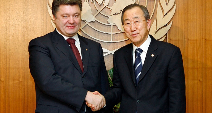 Tổng thư ký Liên Hợp Quốc Ban Ki-moon (phải) và Tổng thống Ukraine Petro Poroshenko. Tổng thư ký Liên Hợp Quốc Ban Ki-moon (phải) và Tổng thống Ukraine Petro Poroshenko.