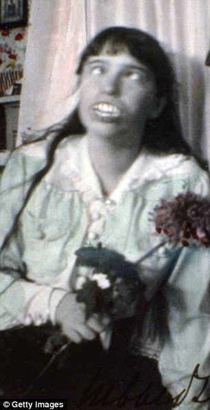 Công chúa Anastasia nghịch ngợm với bộ răng giả.