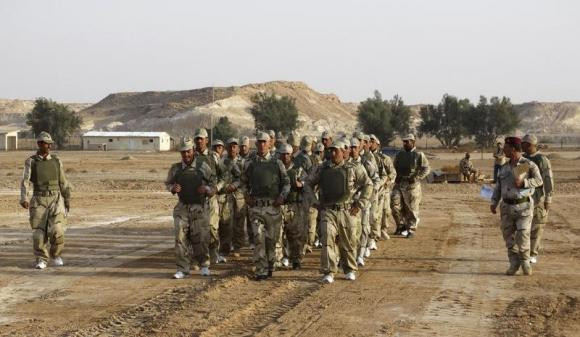 Lực lượng Mỹ huấn luyện cho quân đội Iraq tại cơ sở Ain al-Asad. Lực lượng Mỹ huấn luyện cho quân đội Iraq tại cơ sở Ain al-Asad.