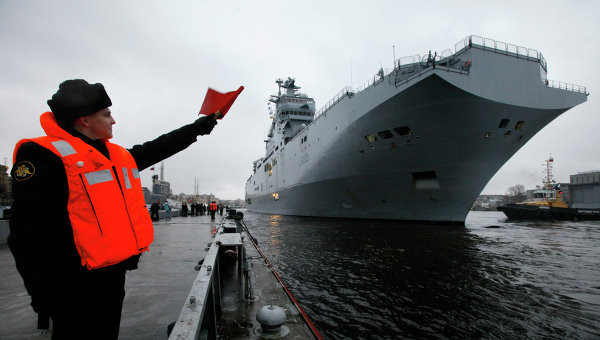 Tàu Mistral. Ảnh Rian. Tàu Mistral. Ảnh Rian.