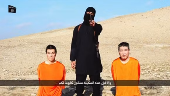 Goto (trái) bị bắt giữ khi trở lại Syria tìm kiếm người bạn mất tích (bên phải) xuất hiện trong đoạn video công bố ngày 20/1 của IS.