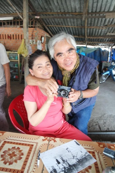 Nhiếp ảnh gia Nick Út và bà Hồ Thị Hiền, một trong những nhân vật xuất hiện trong bức ảnh "Em bé napal" tại làng Trảng Bàng tháng 4/2015. Nhiếp ảnh gia Nick Út và bà Hồ Thị Hiền, một trong những nhân vật xuất hiện trong bức ảnh "Em bé napal" tại làng Trảng Bàng tháng 4/2015.