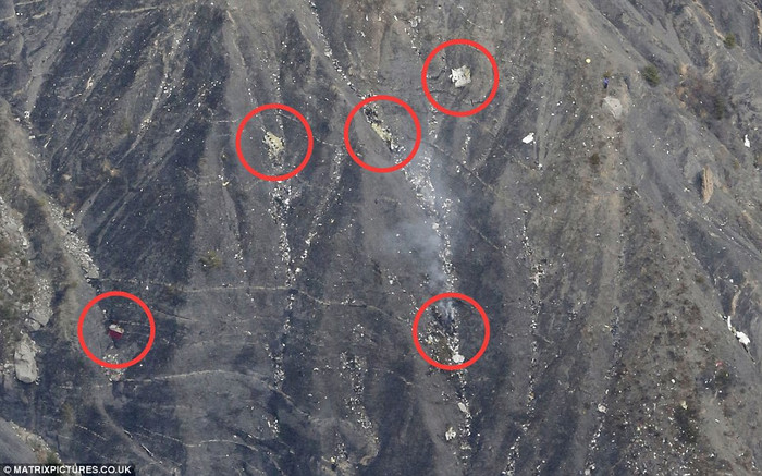 Những mảnh vỡ nằm rải rác trên sườn núi dốc và hiểm trở.