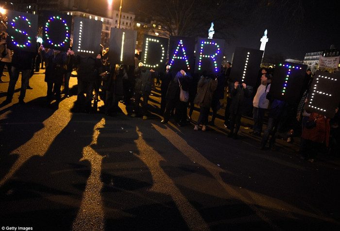 Người biểu tình giơ khẩu hiệu.