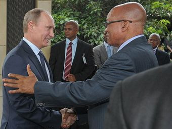 Tổng thống Nga Vladimir Putin (trái) trong chuyến thăm tới châu Phi. Tổng thống Nga Vladimir Putin (trái) trong chuyến thăm tới châu Phi.