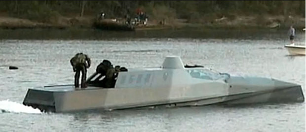 Tàu có thể di chuyển với vận tốc 60 mph, được trang bị súng máy hạng nặng và ngư lôi, tránh được radar.