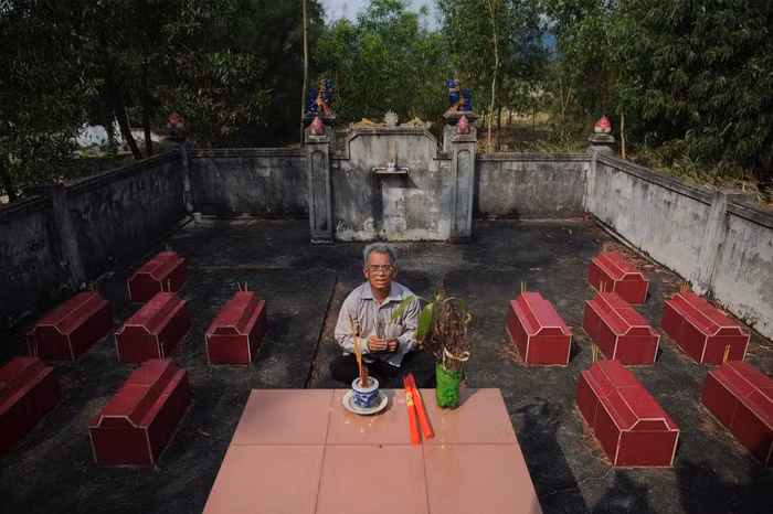 Cựu chiến binh Do Duc Diu bên trong nghĩa trang trên một ngọn đồi nhỏ. Đây là nơi ông an táng 12 trong số 15 đứa con của mình đã mất ngay sau khi chào đời do di chứng của chất độc da cam. Bên cạnh khu mộ này còn có một số ngôi mộ khác được ông xây sẵn làm nơi an nghỉ cho những người con gái còn lại đang bị bệnh rất nặng của mình. Ông Do Duc Diu bị nhiễm chất độc da cam trong thời gian tham gia chiến đấu. Trong hơn hai mươi năm qua, ông và vợ đã cố gắng sinh hạ một người con khỏe mạnh, nhưng đều không thành. Ông phát hiện ra mình nhiễm chất độc da cam sau khi người con thứ 15 ra đi ngay sau khi chào đời.