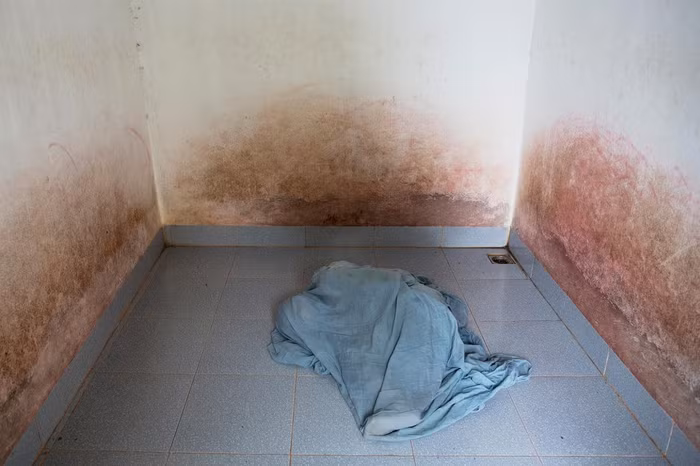 Căn phòng lạnh lẽo và trống vắng bên trong một căn nhà nhỏ ở tỉnh Thái Bình này là nơi ở của Đoàn Thị Hồng Gấm, 38 tuổi. Gấm phát bệnh tâm thần nặng từ năm 16 tuổi do tác động của chất độc da cam được truyền từ cơ thể của người cha. Trong căn phòng bên cạnh, cha cô, một cựu chiến binh cũng đang nằm trên giường bệnh.