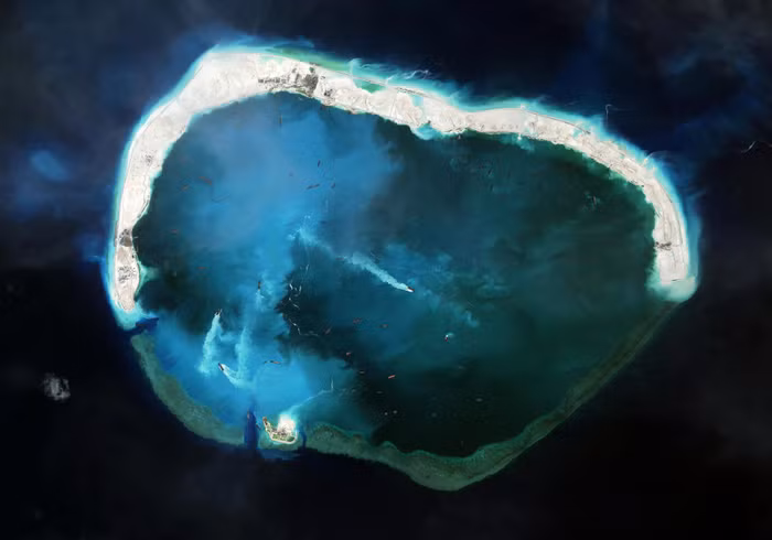 Trung Quốc đang tàn phá các rặng san hô trên đá Vành Khăn, Trường Sa, Khánh Hòa, Việt Nam. Ảnh: Guardian.