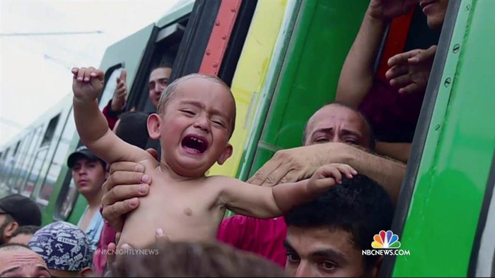 Những đứa trẻ bị sử dụng như những chiếc "vé" để vượt qua biên giới tới châu Âu. Những đứa trẻ bị sử dụng như những chiếc "vé" để vượt qua biên giới tới châu Âu.