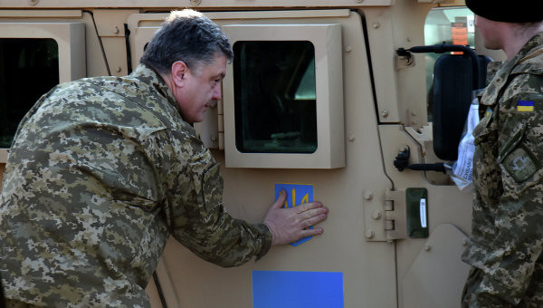 Tổng thống Ukraine Petro Poroshenko bên cạnh chiếc Humvee của Mỹ. Ảnh Rian. Tổng thống Ukraine Petro Poroshenko bên cạnh chiếc Humvee của Mỹ. Ảnh Rian.