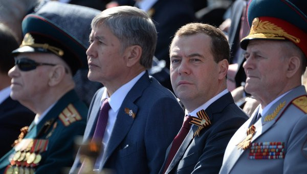 Thủ tướng Nga Dmitry Medvedev (thứ hai bên phải) và Tổng thống Kyrgyzstan Almazbek Atambayev (thứ hai từ trái sang).РИА Ново Thủ tướng Nga Dmitry Medvedev (thứ hai bên phải) và Tổng thống Kyrgyzstan Almazbek Atambayev (thứ hai từ trái sang).РИА Ново