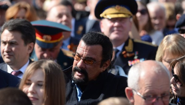 Nam diễn viên Steven Seagal (giữa) cũng có mặt tại Quảng trường Đỏ. Nam diễn viên Steven Seagal (giữa) cũng có mặt tại Quảng trường Đỏ.