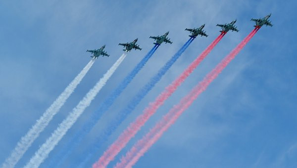 Su-25 nhào lộn trên không.