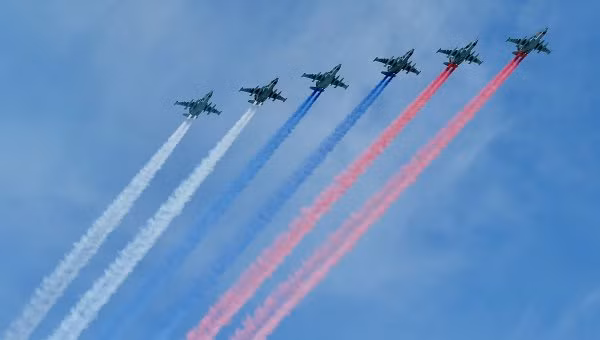 Su-25 nhào lộn trên không.