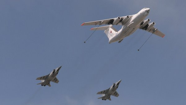 Máy bay tiếp dầu IL-78 và Su-24.