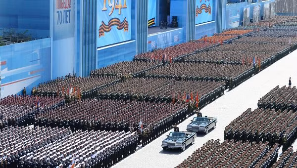 Tổng cộng có 16.500 nhân viên quân sự tham gia sự kiện diễu binh năm nay. Tổng cộng có 16.500 nhân viên quân sự tham gia sự kiện diễu binh năm nay.