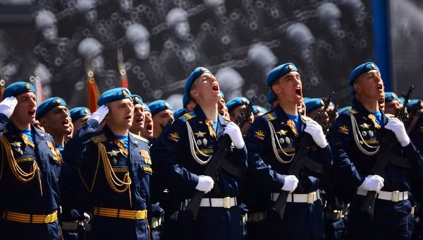 Binh sĩ Nga hô vang khẩu hiệu "Hoan hô" khi tiến vào Quảng trường Đỏ, Binh sĩ Nga hô vang khẩu hiệu "Hoan hô" khi tiến vào Quảng trường Đỏ,