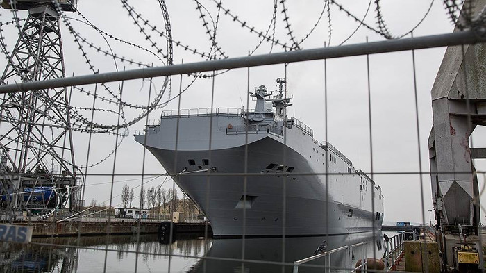 Tàu Mistral Pháp đóng cho Nga vẫn không thể rời cảng. Tàu Mistral Pháp đóng cho Nga vẫn không thể rời cảng.