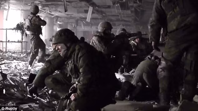 Lực lượng ly khai chiến đấu trong sân bay Donetsk.