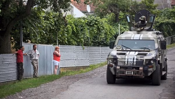 Quân đội Ukraine tuần tra gần làng Mukachevo. Ảnh Rian.