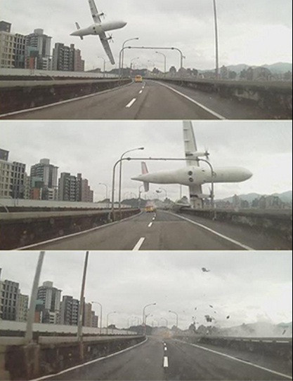 Máy bay va quệt với cầu trước khi lao xuống sông.