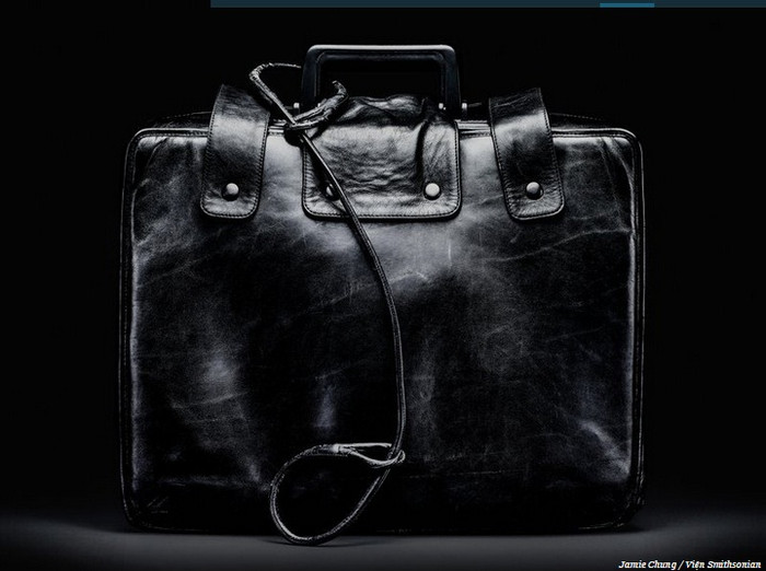 Ban đầu là chiếc vali khá to, hiện nay, The Football chỉ còn là một chiếc cặp da khá gọn nhẹ. Ban đầu là chiếc vali khá to, hiện nay, The Football chỉ còn là một chiếc cặp da khá gọn nhẹ.