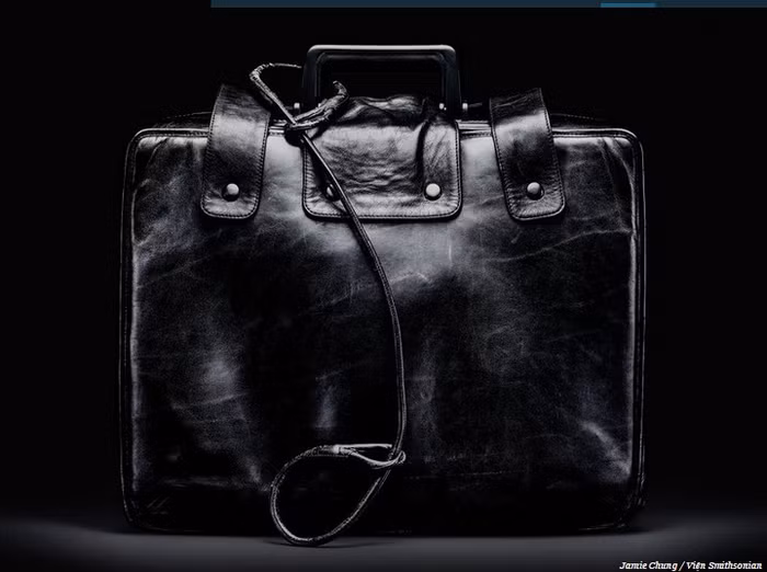 Ban đầu là chiếc vali khá to, hiện nay, The Football chỉ còn là một chiếc cặp da khá gọn nhẹ.